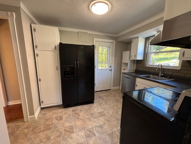 Building Photo - 4 Bedroom Home in Pleasant Hills! - Availa...