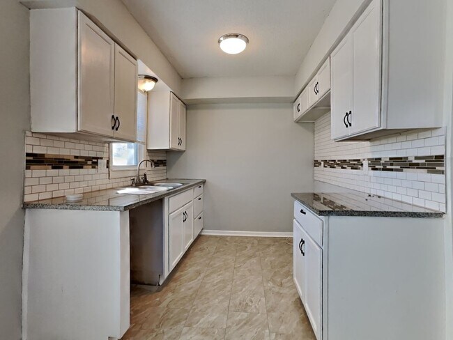 Foto del edificio - Charming 4-Bed Home in Kansas City with Garage Parking