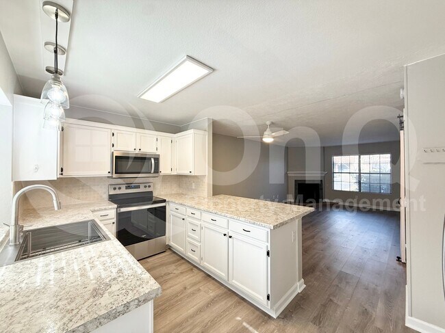 Building Photo - 4901 E Kelton Ln