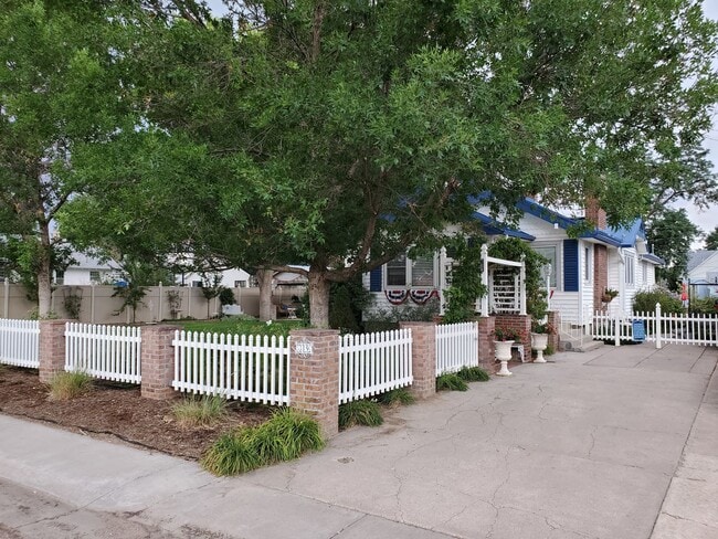 Building Photo - Cute, Quiet and Renovated One Bedroom Finished Basement in Eaton