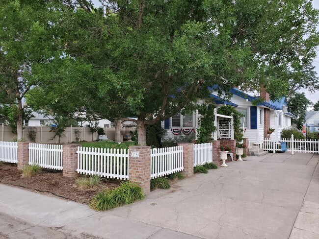 Foto del edificio - Cute, Quiet and Renovated One Bedroom Finished Basement in Eaton