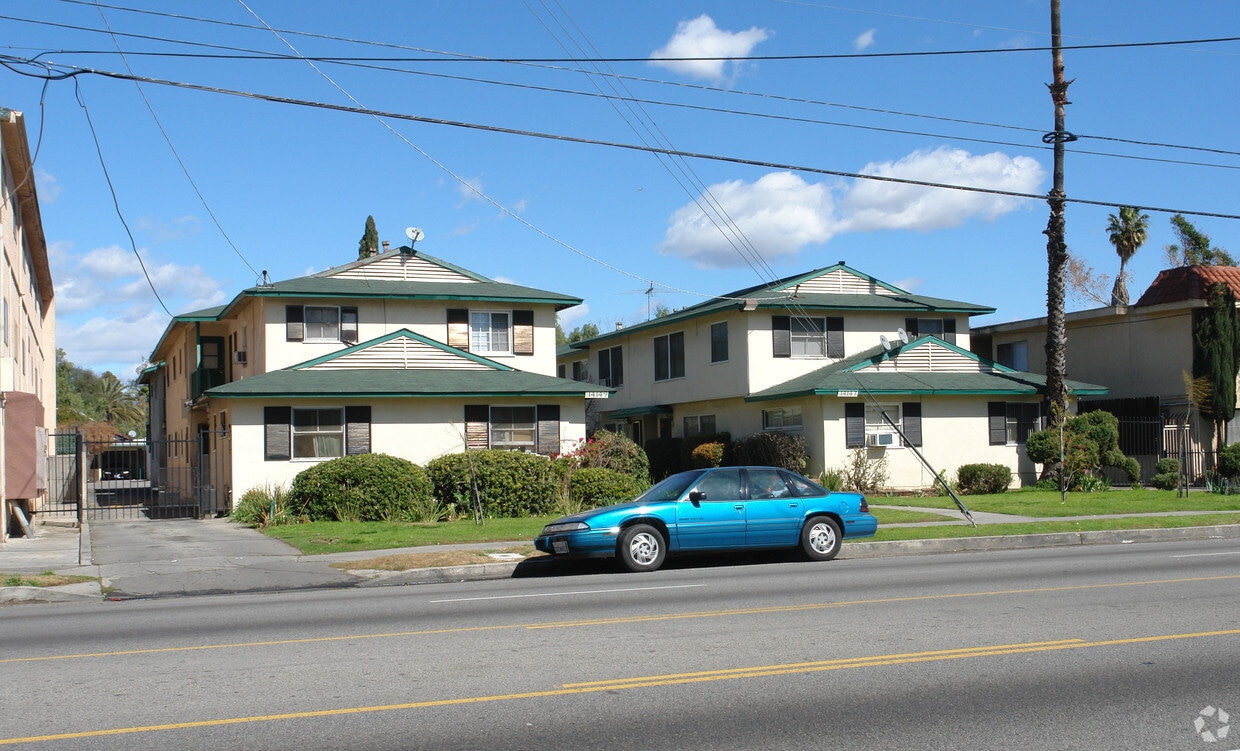 Primary Photo - 14147-14149 Vanowen St