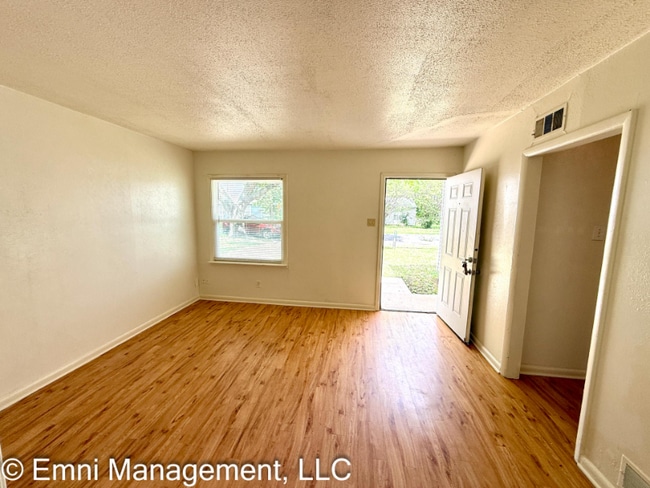 Building Photo - 807 Crockett Dr