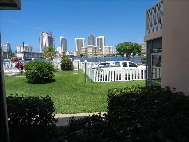 Foto del edificio - 450 Golden Isles Dr