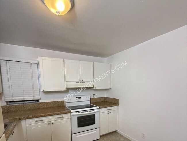 Building Photo - 3600 Riverside Dr