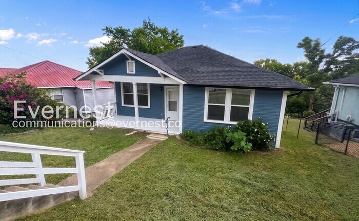 Spacious Home with Fireplace & Deck / 2 beds 2 baths / Available now! - Spacious Home with Fireplace & Deck / 2 beds 2 baths / Available now!