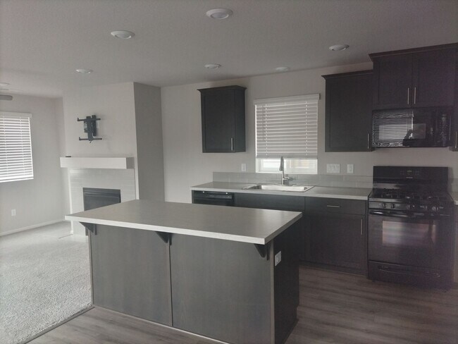 Foto del edificio - Newer Woodburn home