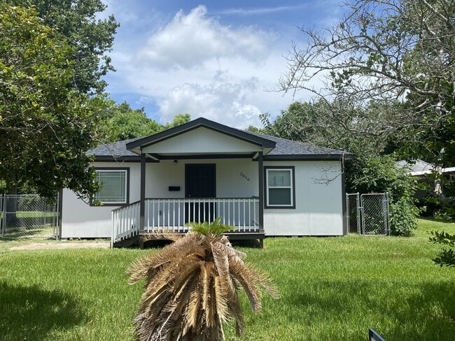 Building Photo - 2016 Magnolia Dr