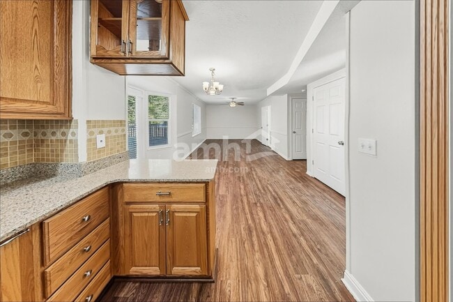 Building Photo - 860 Country Club Dr
