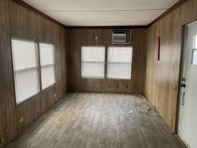 Building Photo - 104 Walnut Ln