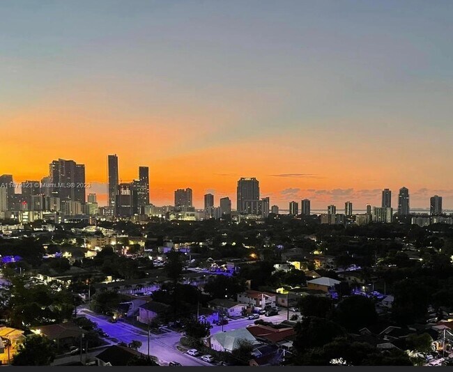 Foto del edificio - 900 SW 8th St