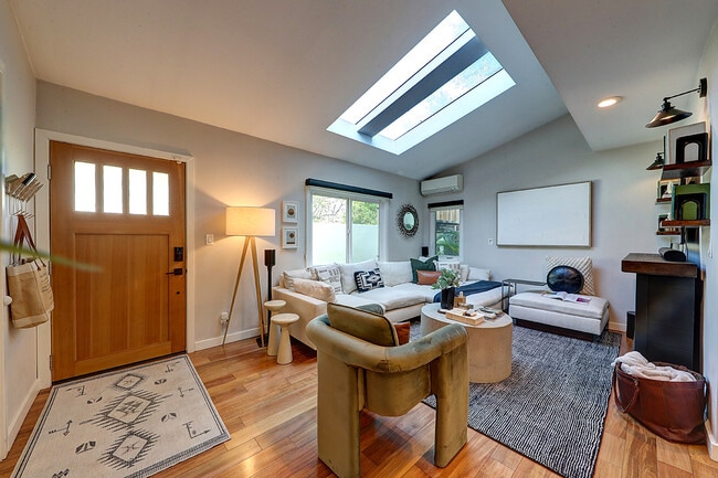 Foto del edificio - 8326 Ridpath Dr