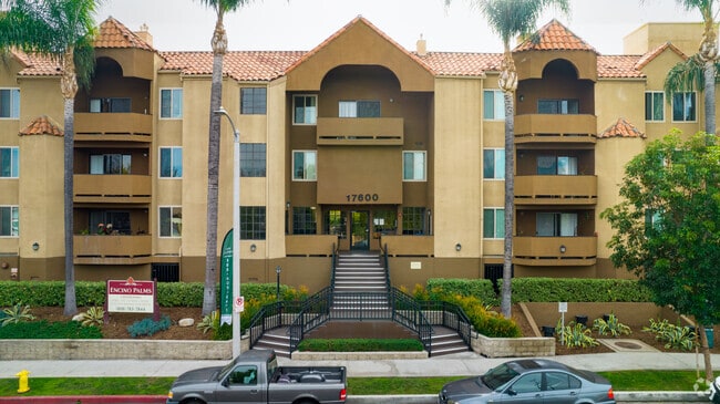 17600 Burbank Blvd - Encino Palms Apartments