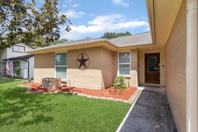 Building Photo - 2305 Meadow Green Dr