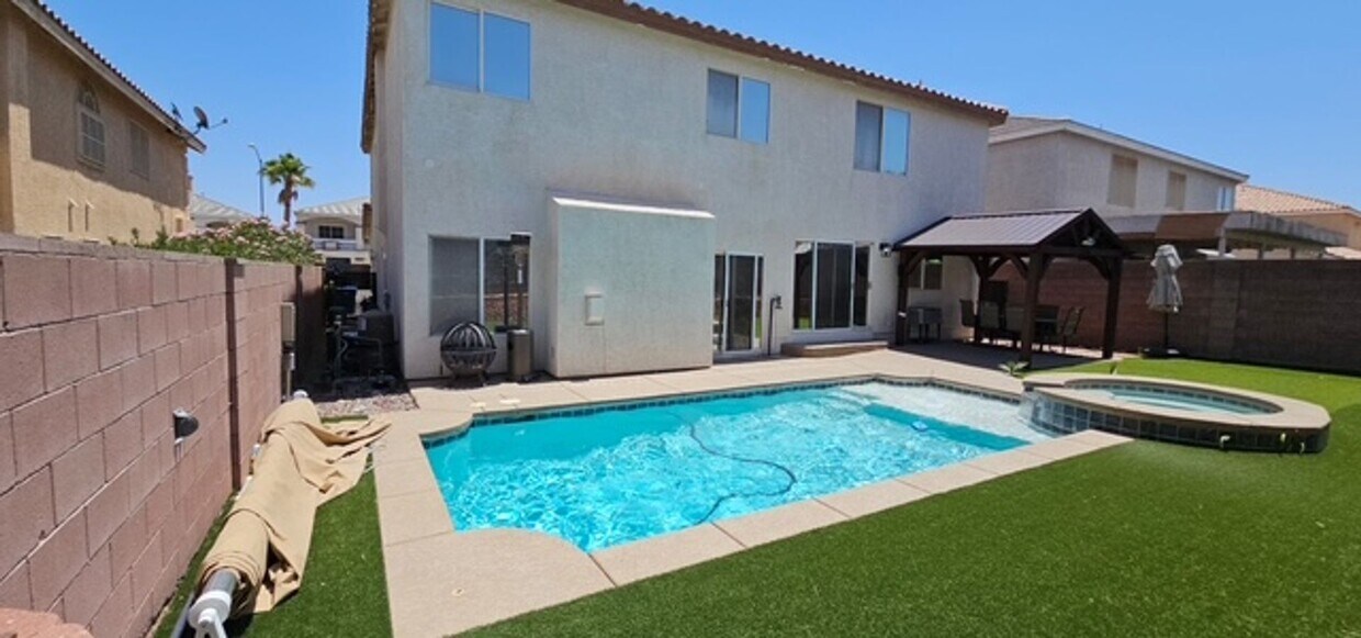 Primary Photo - Gorgeous tri-level home with tons of upgra...