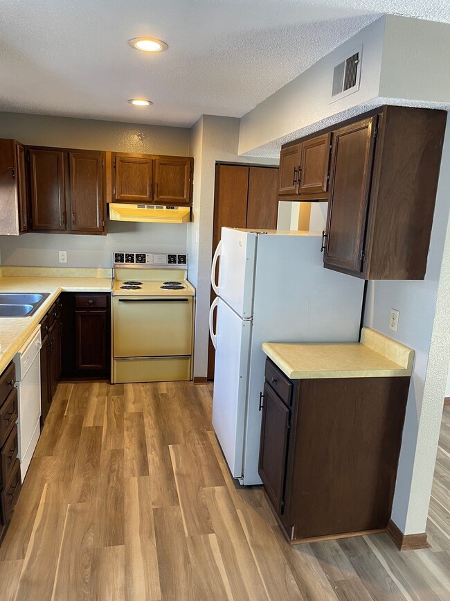 Building Photo - 806 Cedar River Dr