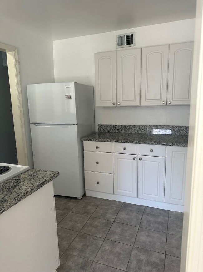 Building Photo - BEAUTIFULLY RENOVATED TOWNEHOME IN WASHING...