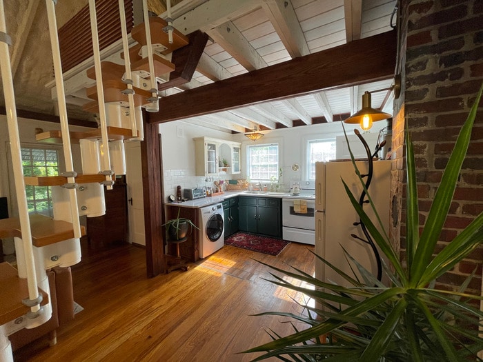 Primary Photo - Exquisite lofted studio