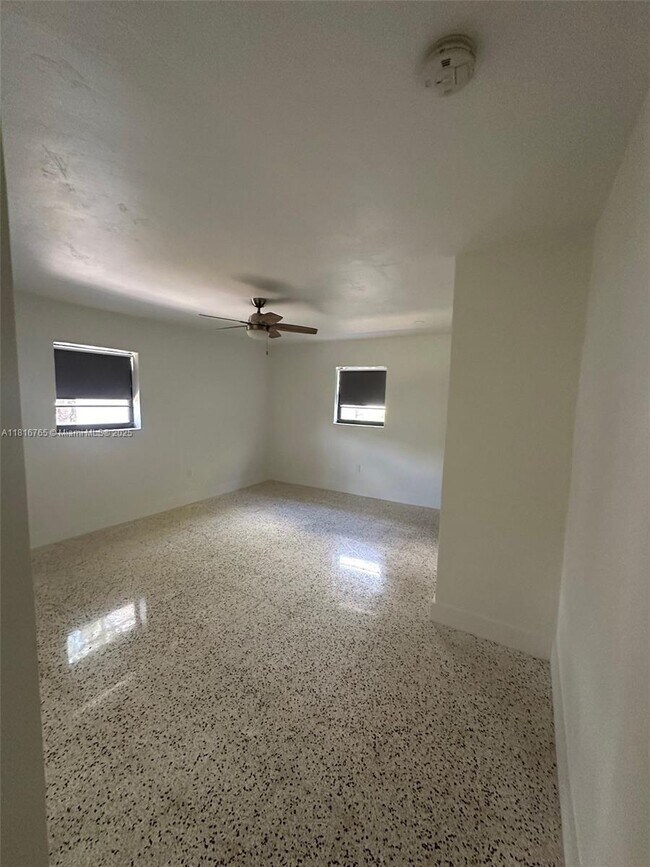 Foto del edificio - 1685 SW 15th St