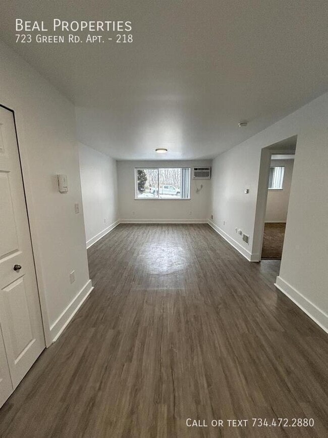 Foto del edificio - 723 Green Rd