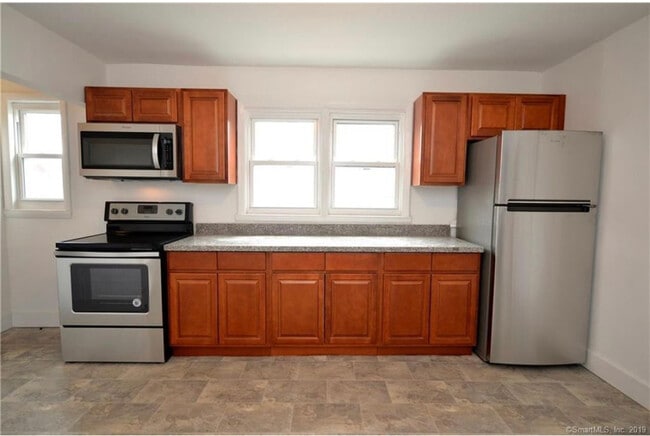 Kitchen - 463 Blatchley Ave
