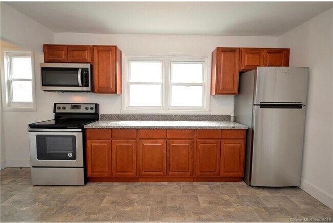 Kitchen - 463 Blatchley Ave