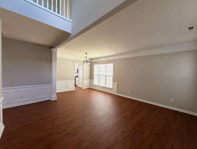 Building Photo - Well maintained 4 bedroom home with a golf course view!
