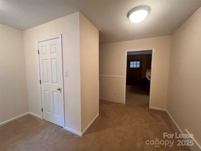 Foto del edificio - 294 Spicewood Cir