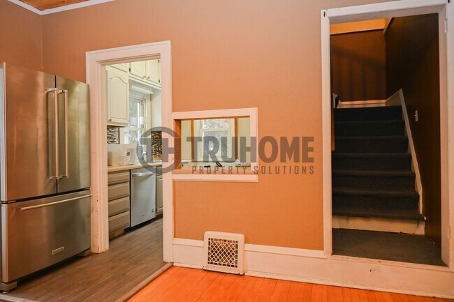 Building Photo - Large 3 Bedroom 2 Bath House w/Fenced in Y...