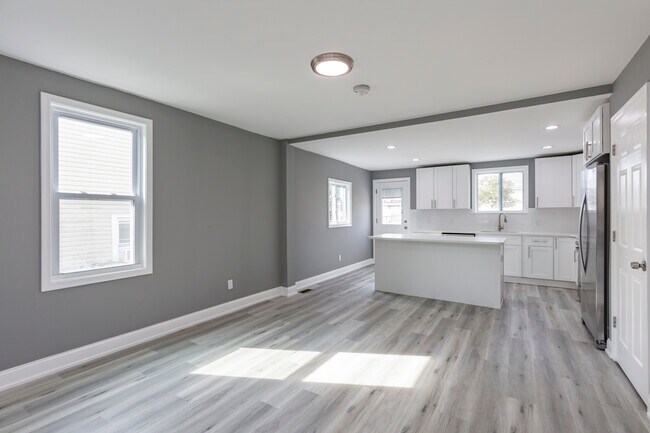 Building Photo - 452 Old Elm St