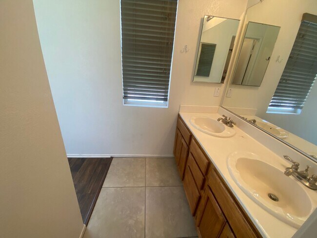 Foto del edificio - Rosamond Pool Home