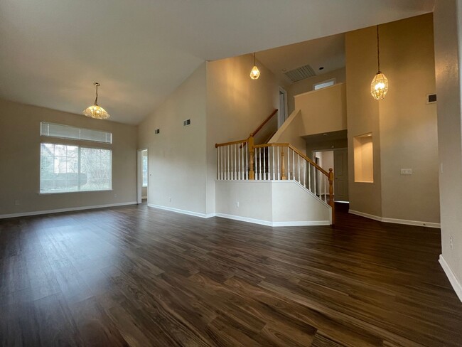 Foto del edificio - Upstairs Bonus Room, Attached 3-Car Garage...