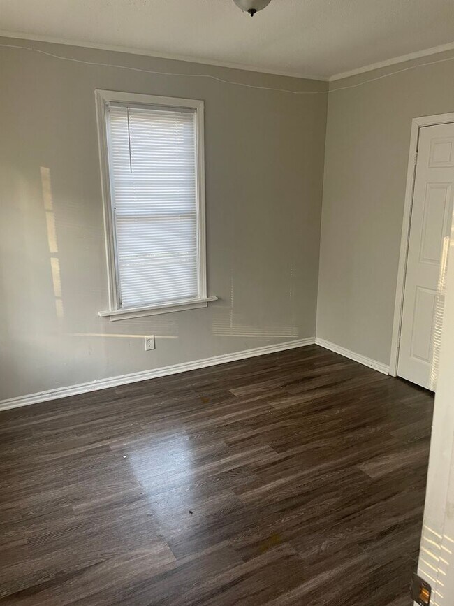 Foto del edificio - 3BR 1BA Home w/ Central A/C • W/D Hookups • Off-Street Parking in Memphis
