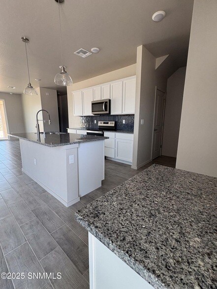 Foto del edificio - 3073 Gladstone St