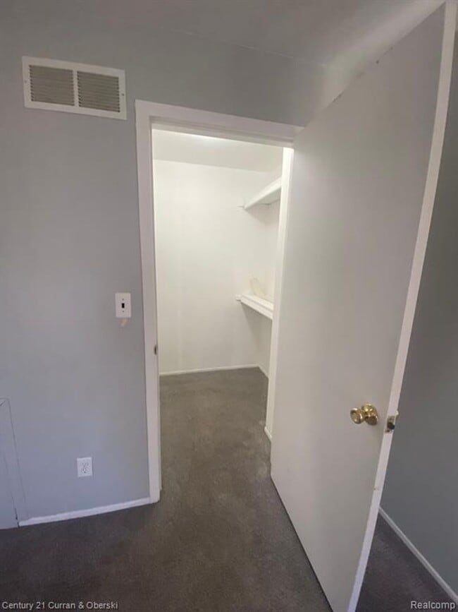 Foto del edificio - 6121 Orchard Lake Rd