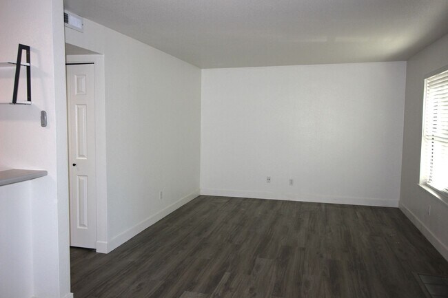 Foto del edificio - 2 Bedroom Condo For Rent