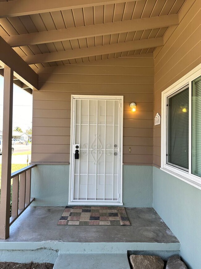 Building Photo - Beautiful remodeled 3 bedroom 1.5 bath hom...