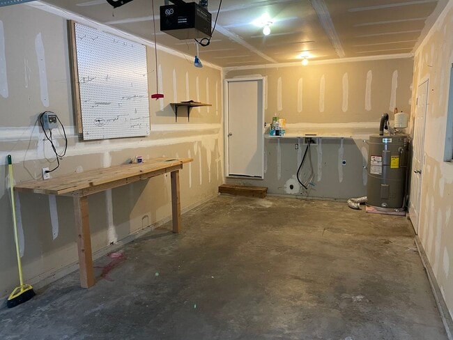 Foto del edificio - ***PENDING APPLICATION***Lovely 2 Bedroom Home with Den