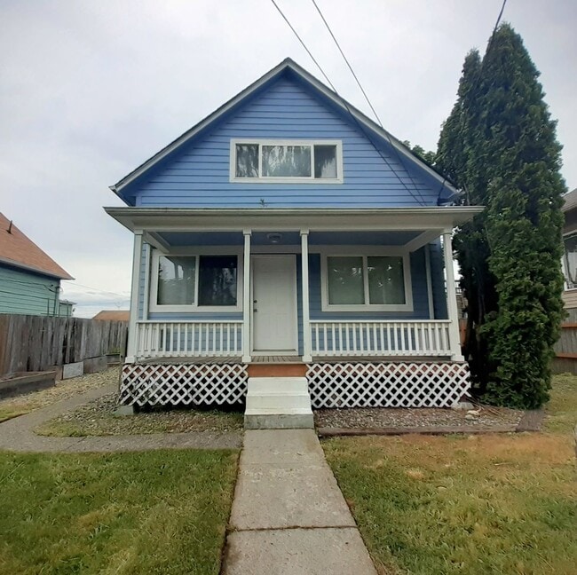 Building Photo - North End 2 full bedrooms plus bonus rooms / den / office space