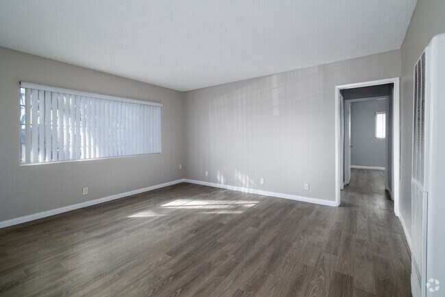 2 habitaciones, 1 baño - 800 pies cuadrados - Sala de estar - 1336 W Stoneridge Ct.