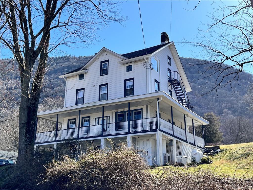 Primary Photo - 206 Bayview Ave