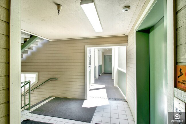 Building Photo - 2550 Oak Rd