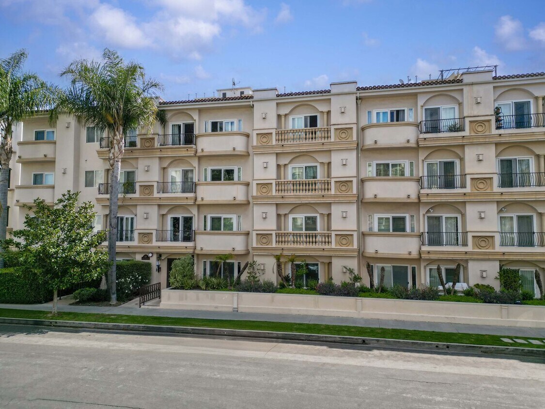Primary Photo - 118 S Clark Dr