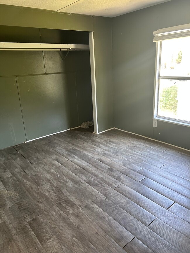 Building Photo - Earls Lot #15