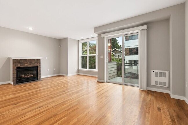 Building Photo - Immaculate Urban Townhome in Famed Alaska ...
