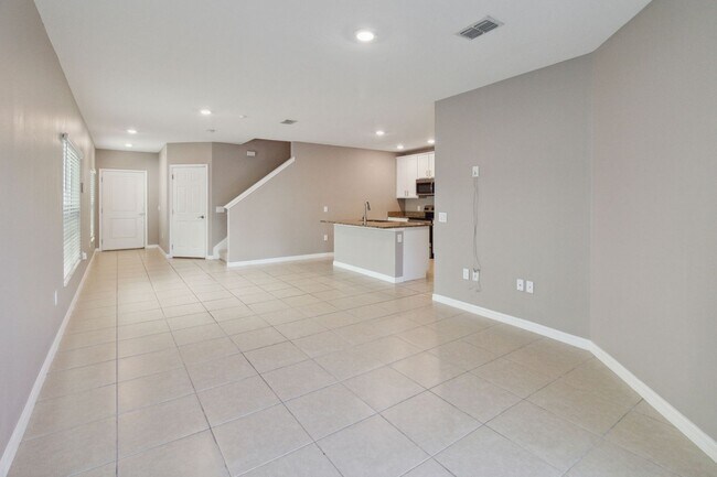 Foto del edificio - Like New 4/3 Townhome in Gated Community W/ Community Pool
