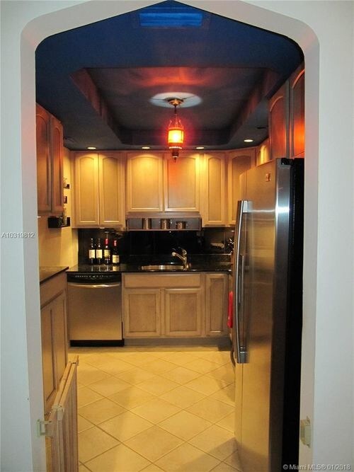 Primary Photo - 5415 Collins Ave