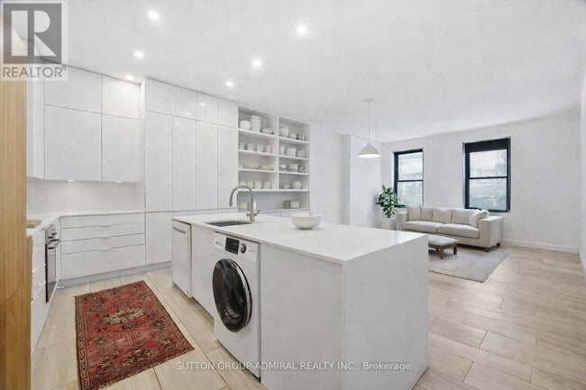 Photo du bâtiment - 1024 Queen St W