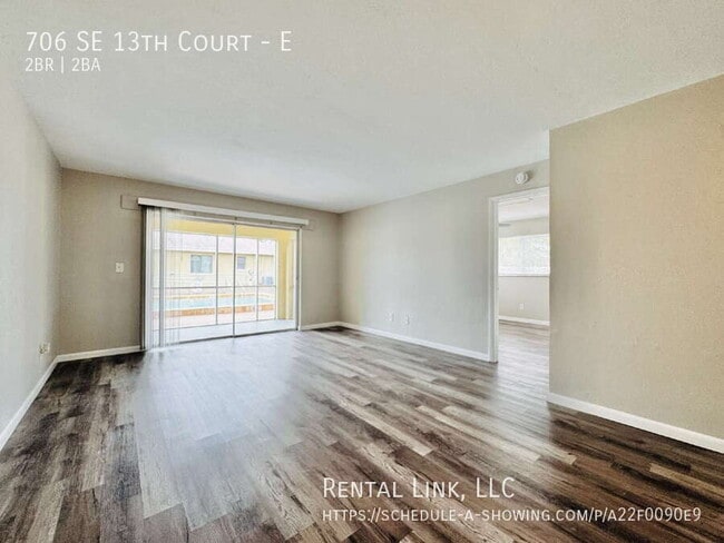 Building Photo - 706 SE 13th Ct