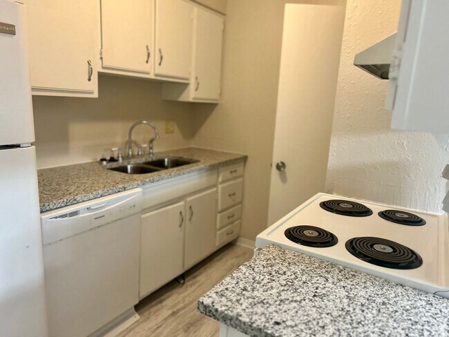 Foto del edificio - Gorgeous Upstairs 2 Bed 2 Bath In The Heart Of Norman!